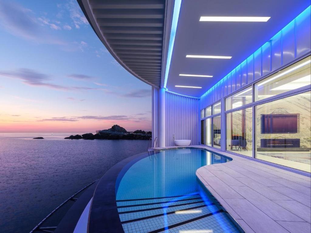Sun Cruise Resort And Yacht Kosong-dong Exterior foto